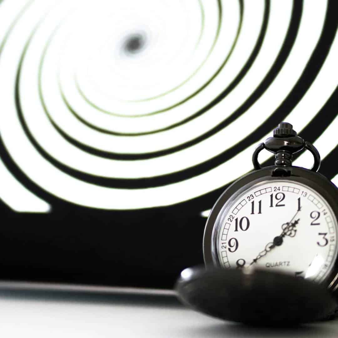 klocka pa svartvitrandiga cirklar hypnosinduktion symboliserad