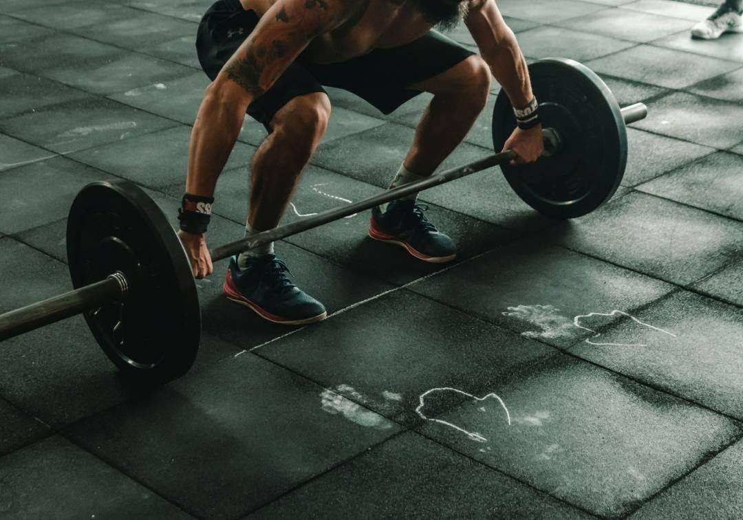 person lyfter skivstang tyngdlyftning sport psykologi
